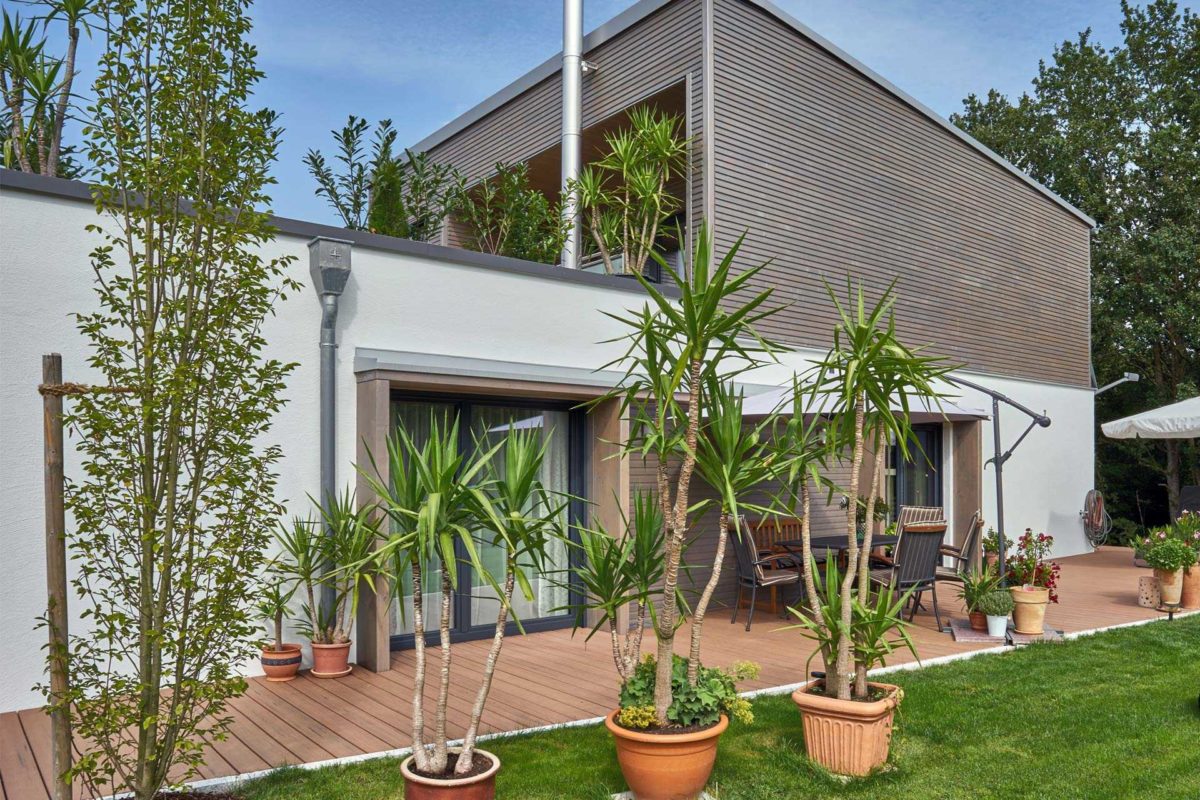 Haus Rodler - Ein haus mit büschen vor einem gebäude - Die Architektur