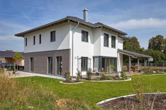 Haus Stefani - Eine große Wiese vor einem Haus mit Harriet Tubman Home im Hintergrund - Haus