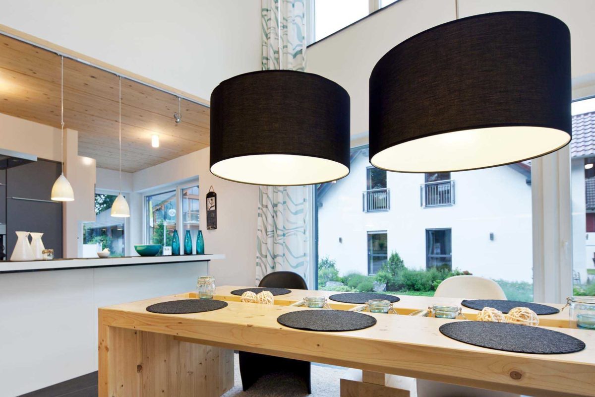 Musterhaus Ulm - Eine Küche mit einer Insel in der Mitte eines Tisches - Interior Design Services