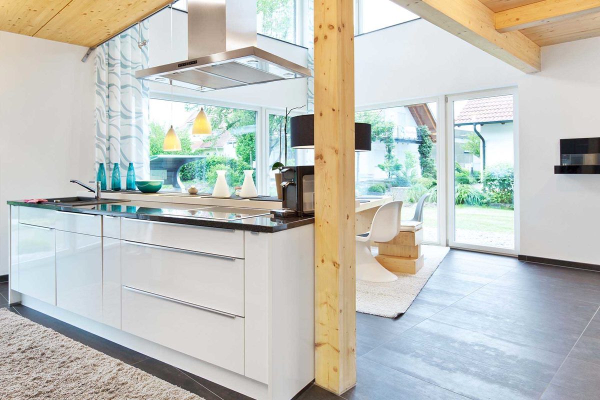 Musterhaus Ulm - Ein weißer Kühlschrank mit Gefrierfach sitzt in einer Küche - Haus