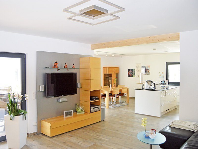 Homestory 445 - Ein Wohnzimmer mit Möbeln und einem Flachbildfernseher - Interior Design Services