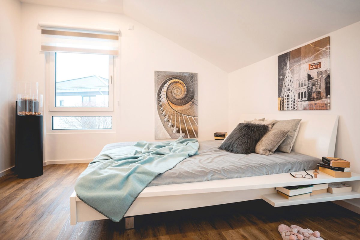 SUNSHINE 154 Chemnitz - Ein Schlafzimmer mit einem Bett und einem Schreibtisch in einem Raum - Schlafzimmer