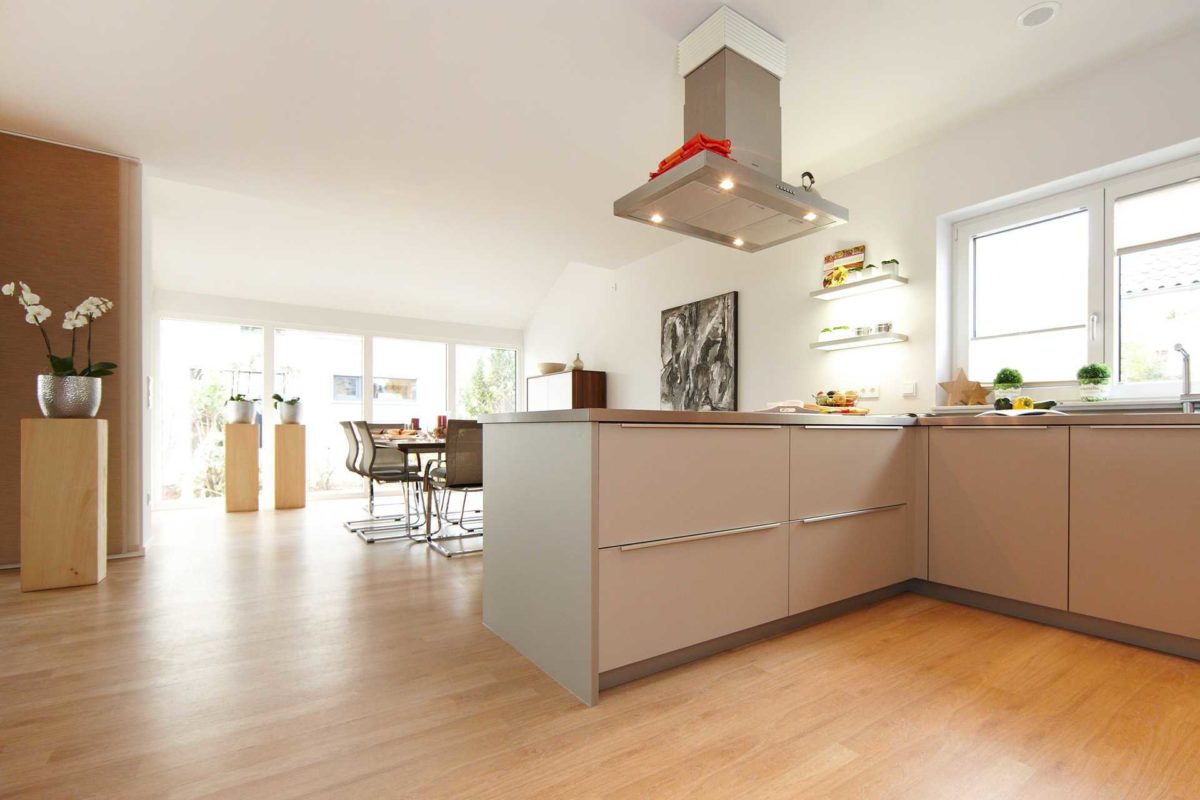 Musterhaus Mila - Eine Küche mit einem harten Holzboden - Gussek Haus