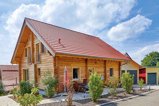 Haus Erlenbach - Ein Haus mit Büschen vor einem Backsteingebäude - Holzhaus