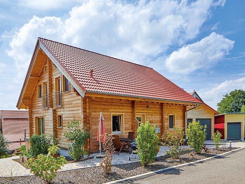 Haus Erlenbach - Ein Haus mit Büschen vor einem Backsteingebäude - Holzhaus