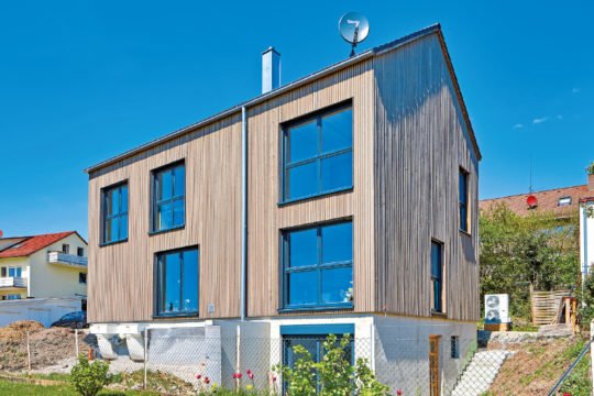 Haus Korntal - Ein Haus, das ein Schild an der Seite eines Gebäudes hat - Haus