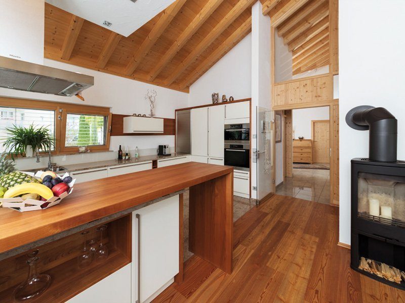 Haus Leingarten - Eine moderne Küche mit Edelstahlgeräten und Holzschränken - Holzhaus