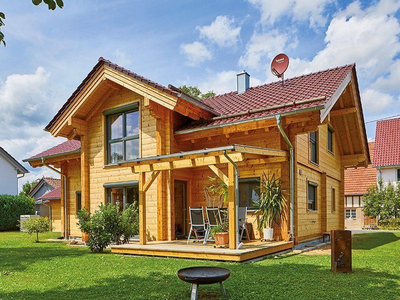 Haus Rosengarten - Eine große Wiese vor einem Haus - Holzhaus