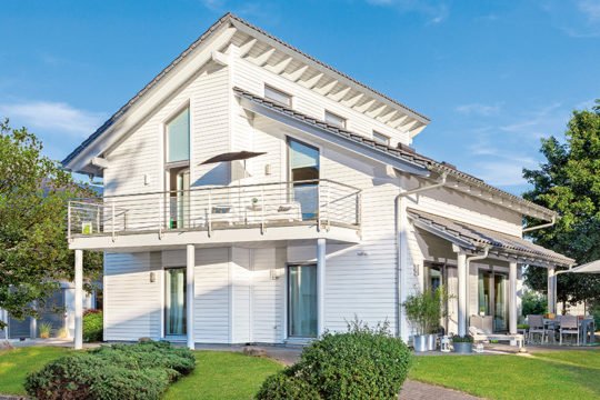 Schwoerer Young Family Home Large - Eine große Wiese vor einem Haus - Satteldach