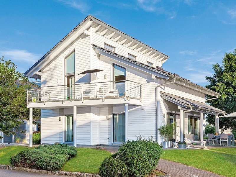 Schwoerer Young Family Home Large - Eine große Wiese vor einem Haus - Satteldach