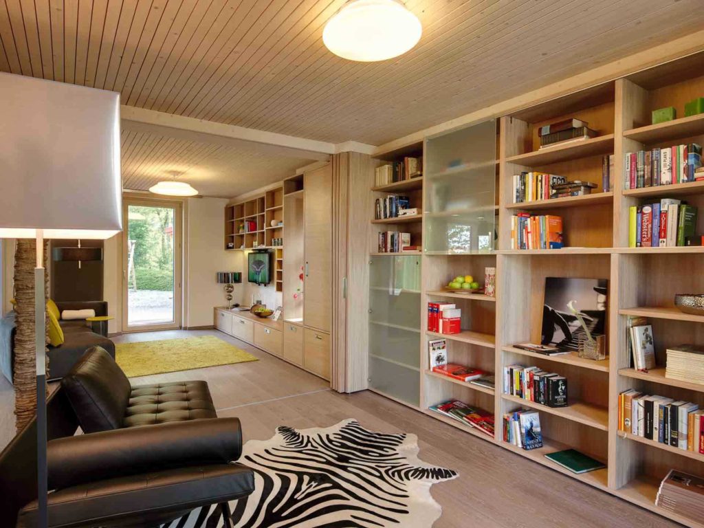 Functionality - Ein Wohnzimmer mit Möbeln und einem Bücherregal - Wohnzimmer