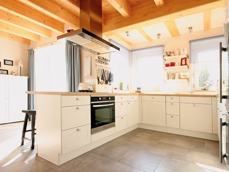 Kundenhaus Pro Natura - Ein großer weißer Kühlschrank in einer Küche - Holzhaus