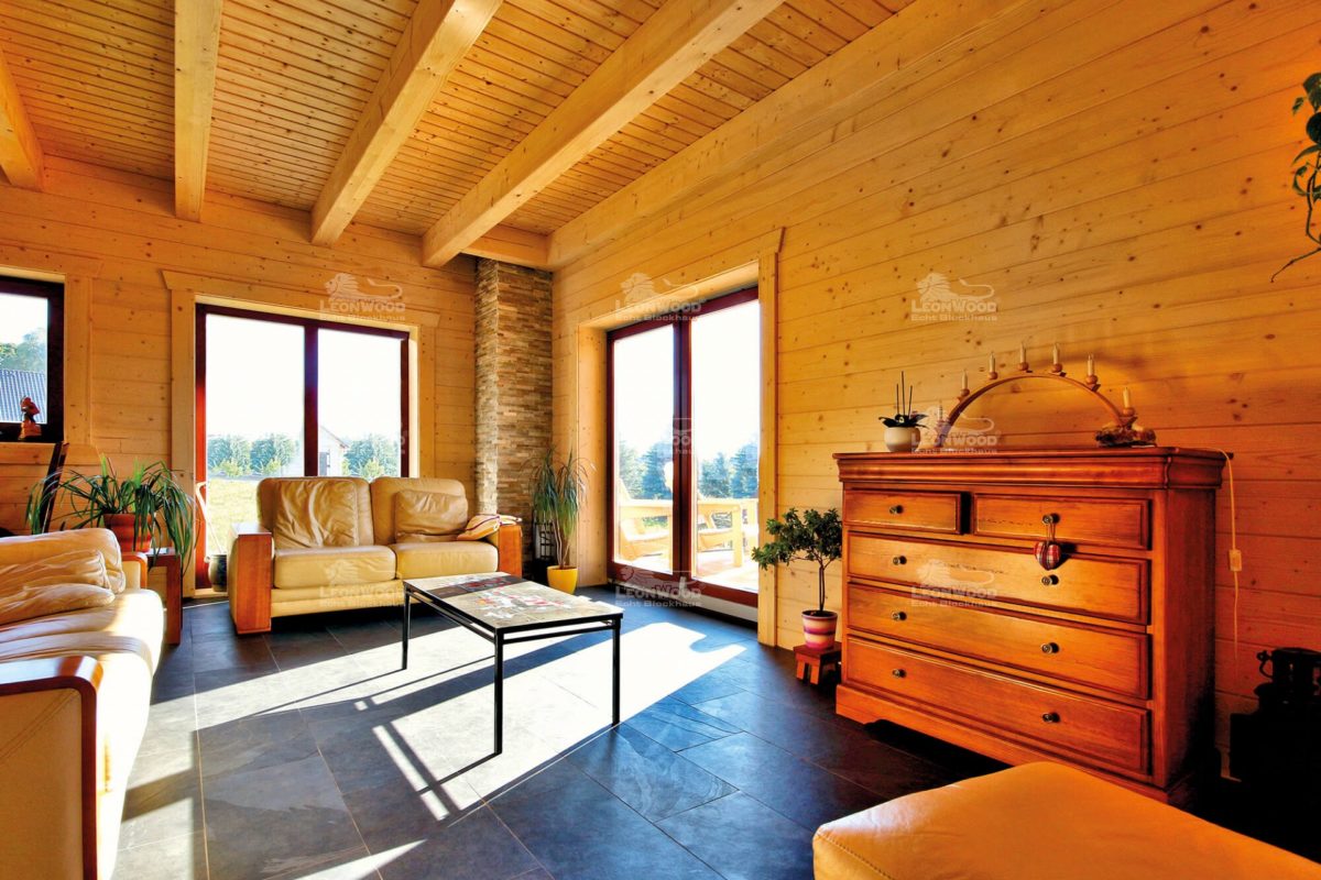 Villa Siena - Ein Raum voller Möbel und ein großes Fenster - Holzhaus