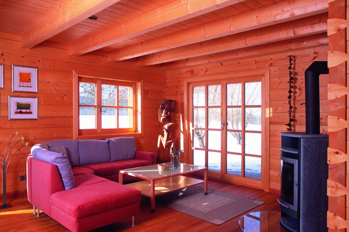 Haus Großerlach - Ein großer roter Stuhl in einem Raum - Interior Design Services