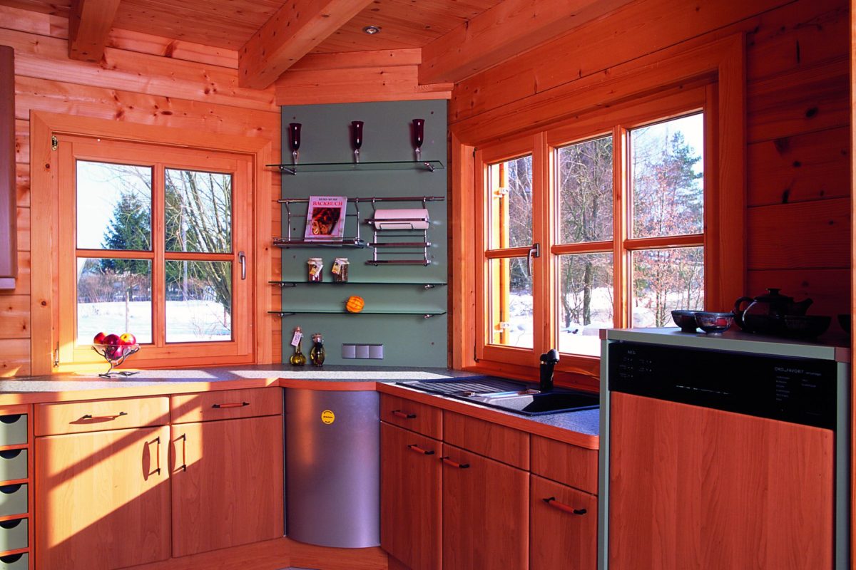 Haus Großerlach - Eine Küche mit Holzschränken und einem Fenster - Interior Design Services