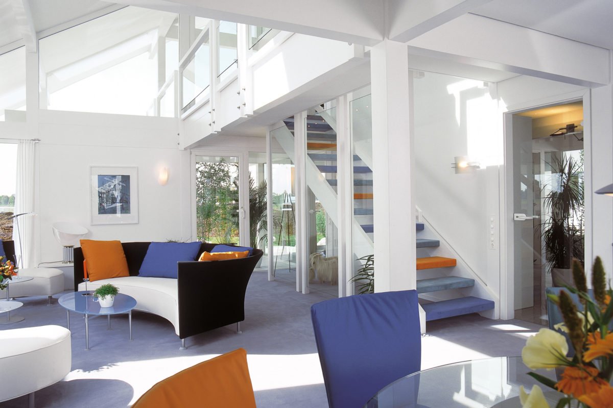 Davinci Musterhaus Poing - Ein Raum voller Möbel und ein großes Fenster - DAVINCI HAUS Musterhaus Poing
