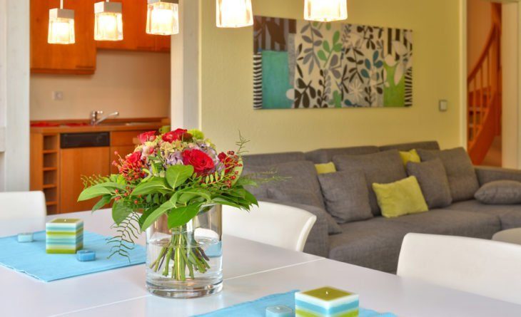 Creatione 130 - Ein Wohnzimmer mit Möbeln und Blumenvase auf einem Tisch - Frankfurt