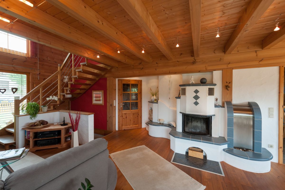 Musterhaus Dhrontalblick - Ein Wohnzimmer mit Möbeln und einem Kamin - Interior Design Services