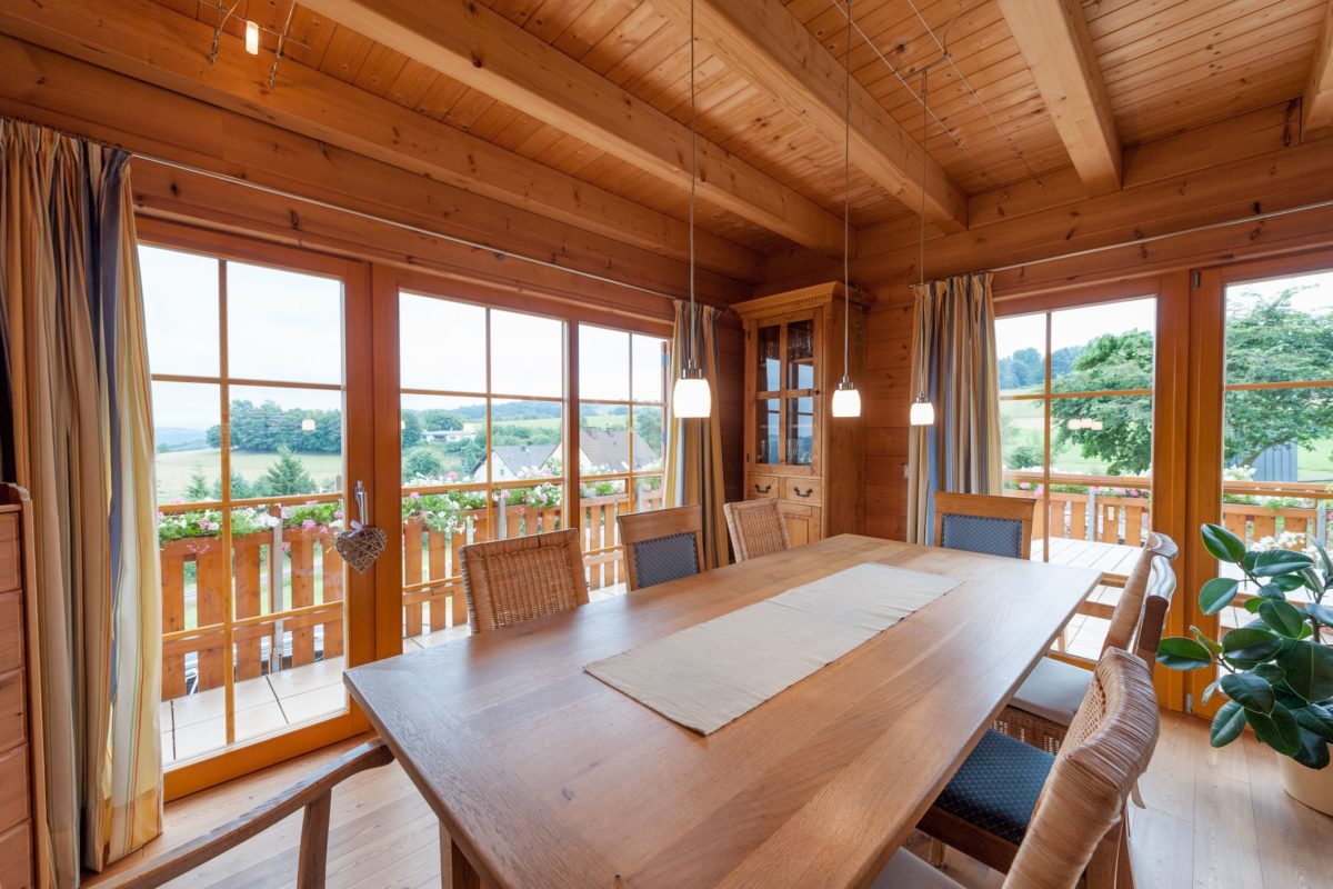 Musterhaus Dhrontalblick - Ein Raum voller Möbel und ein großes Fenster - Tageslicht