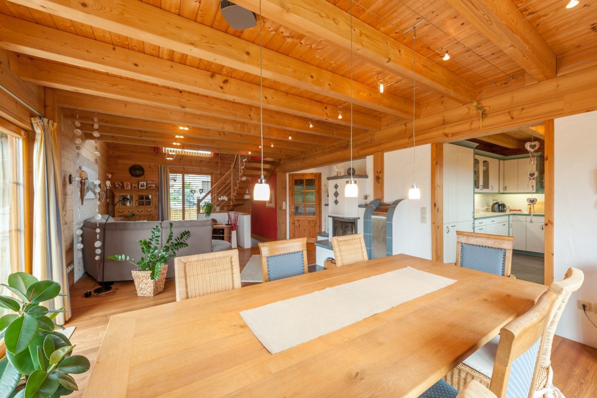 Musterhaus Dhrontalblick - Ein Raum voller Möbel und ein großes Fenster - Interior Design Services