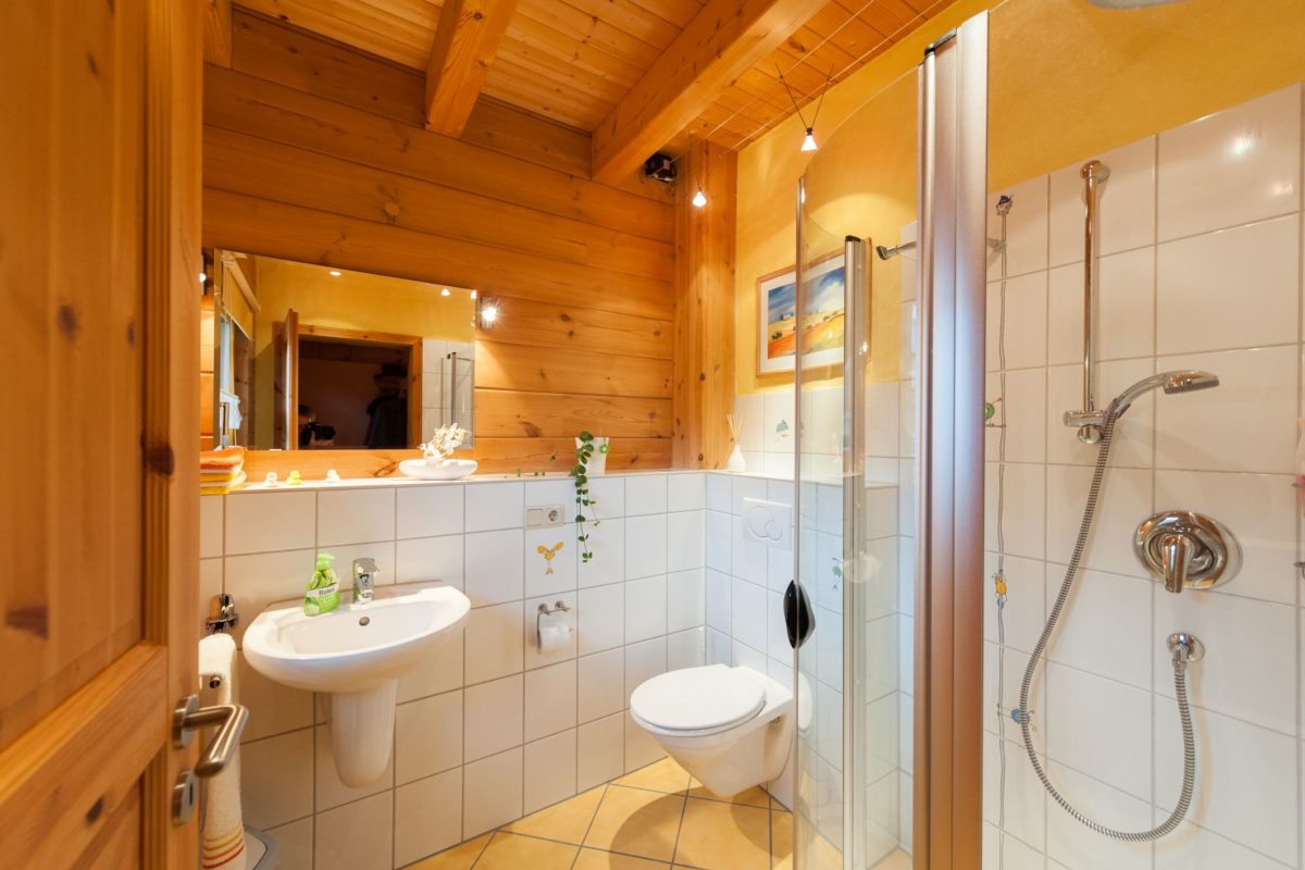 Musterhaus Dhrontalblick - Ein zimmer mit waschbecken und spiegel - Bad