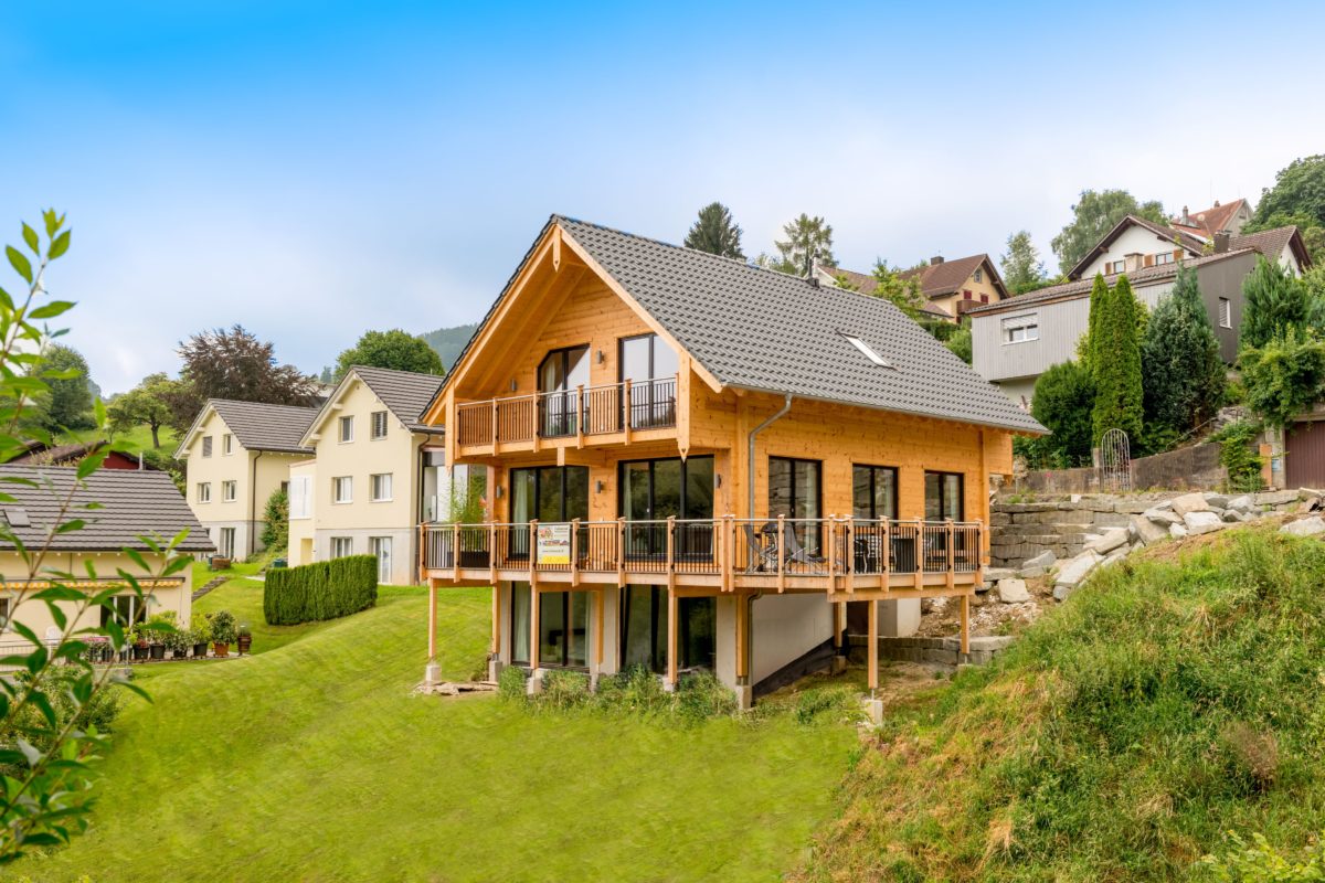 Holzhaus am Bächli - Ein Haus mit einer Wiese - Holzhaus