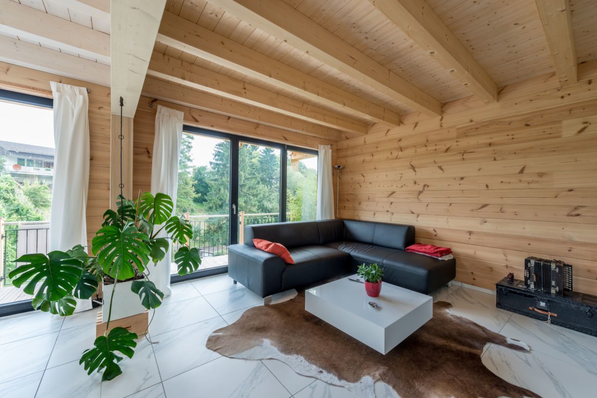 Holzhaus am Bächli - Ein Wohnzimmer mit Möbeln und einem großen Fenster - Haus