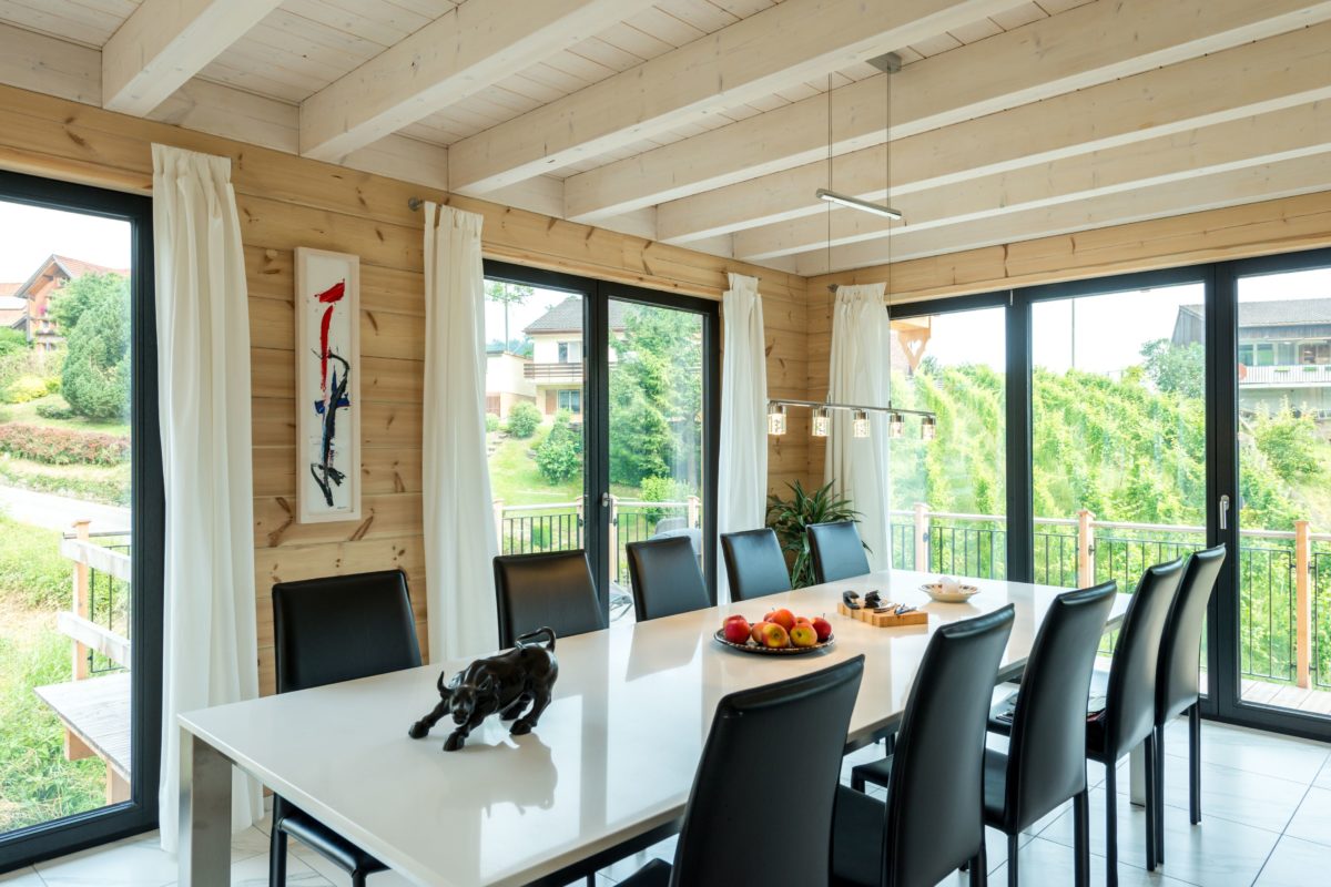 Holzhaus am Bächli - Ein Esstisch vor einem Fenster - Holzhaus