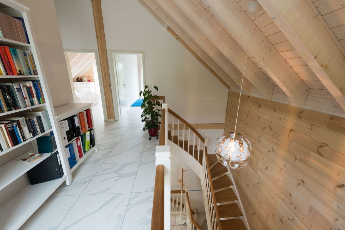 Holzhaus am Bächli - Ein Raum mit einem Bücherregal - Fußboden
