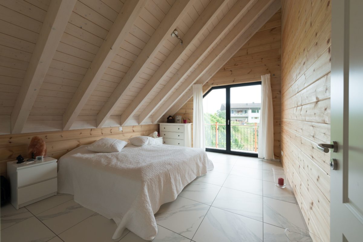 Holzhaus am Bächli - Ein Schlafzimmer mit einem großen Fenster - Schlafzimmer
