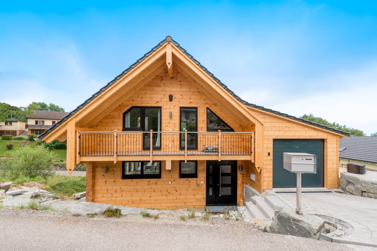 Holzhaus am Bächli - Ein Haus, das an der Seite eines Gebäudes geparkt ist - Holzhaus