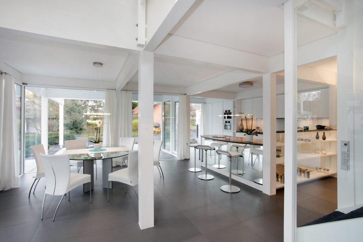 Musterhaus Bad Vilbel - Ein Raum voller Möbel und ein großes Fenster - Die Architektur