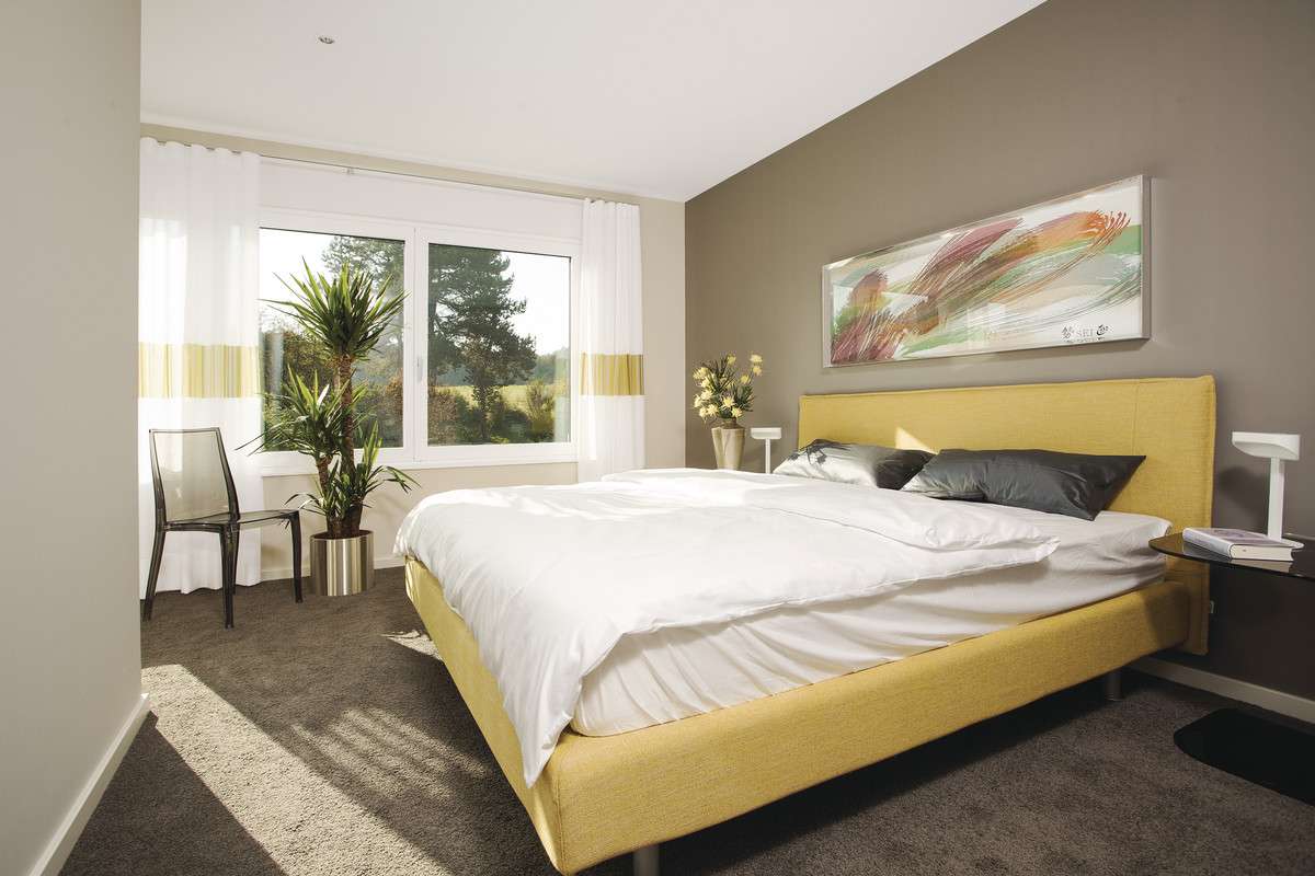 City Life Wenden - Ein Schlafzimmer mit einem großen Bett in einem Hotelzimmer - WeberHaus