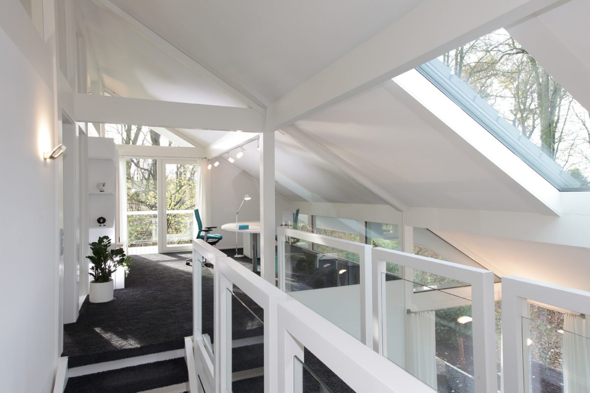 Musterhaus Bad Vilbel - Ein Raum mit einem großen Fenster - Die Architektur