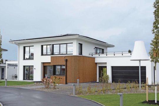 Stadtvilla Günzburg - Ein Haus mit Bäumen im Hintergrund - Haus