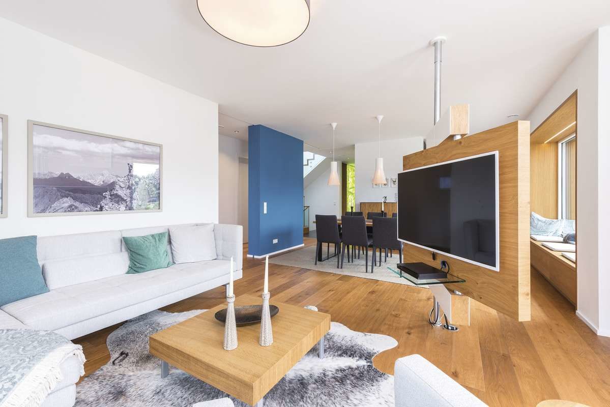 Stadtvilla Günzburg - Ein Wohnzimmer mit Möbeln und einem Flachbildfernseher - Wohnzimmer