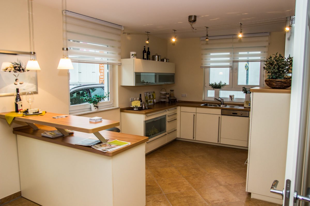 Musterhaus Kamen - Eine küche mit waschbecken und kühlschrank - Klassische Küche