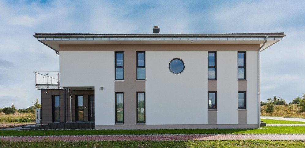 Musterhaus Fellbach Architekturline SETROS - Ein großes weißes Gebäude - Haus