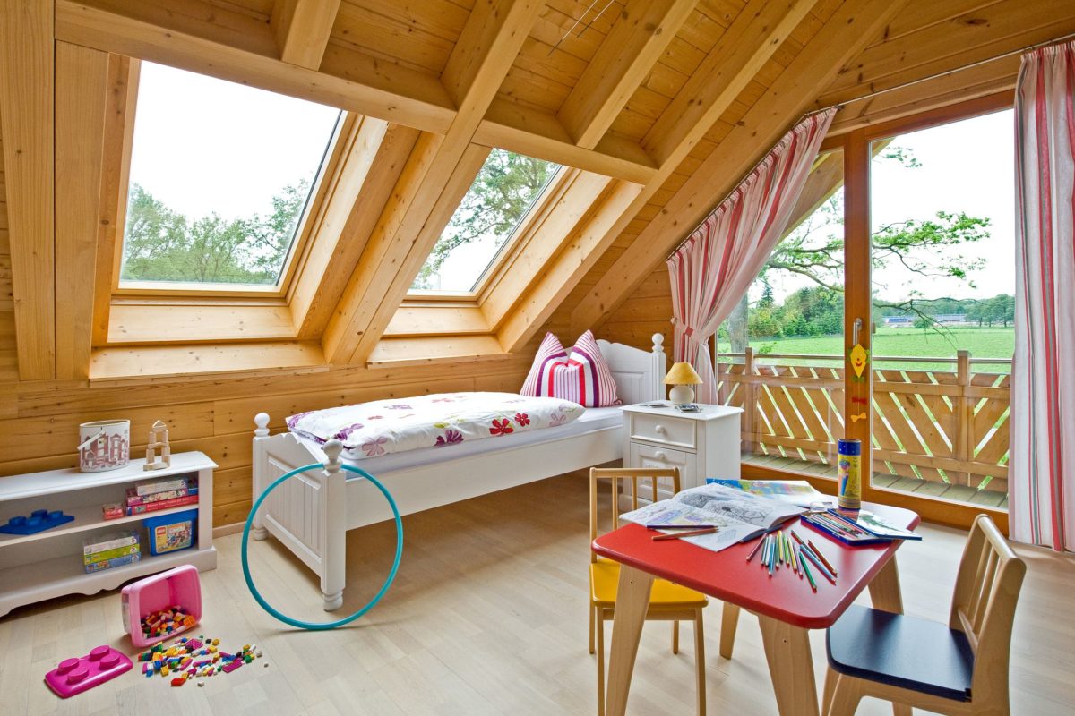 Holzhaus Barkhof - Ein Esstisch vor einem Fenster - Interior Design Services
