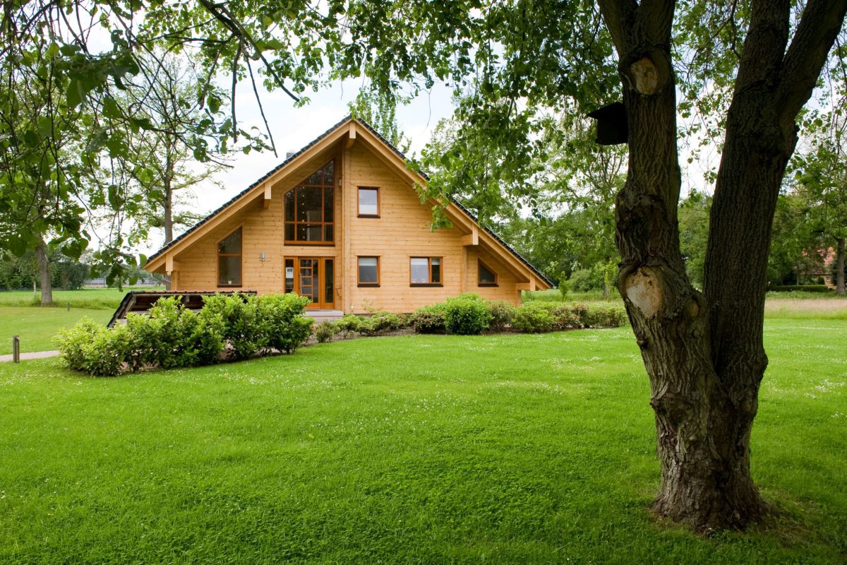 Holzhaus Barkhof - Ein Haus inmitten einer üppigen grünen Wiese - Fullwood Wohnblockhaus