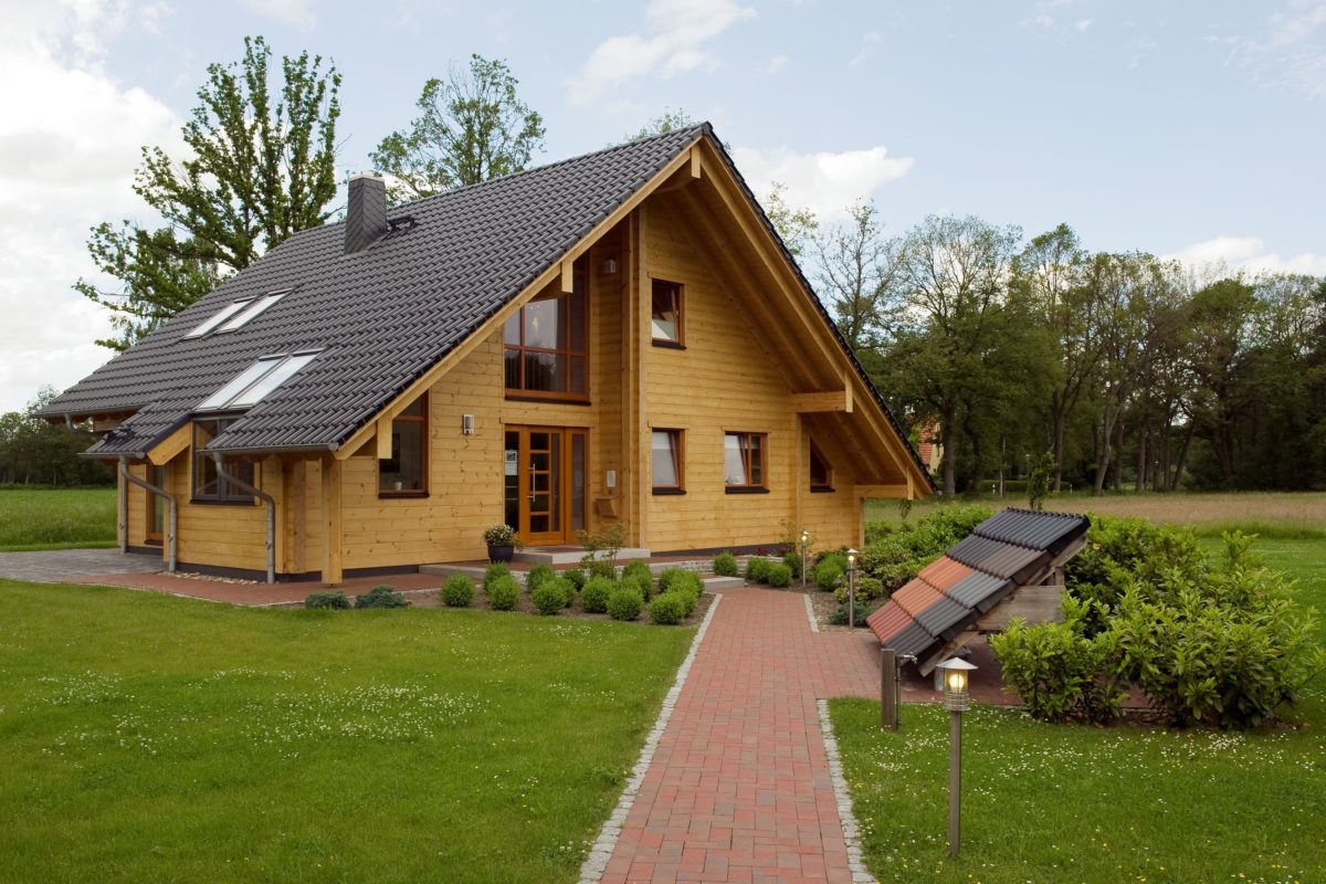 Holzhaus Barkhof - Eine große Wiese vor einem Haus - Fullwood Wohnblockhaus NORD