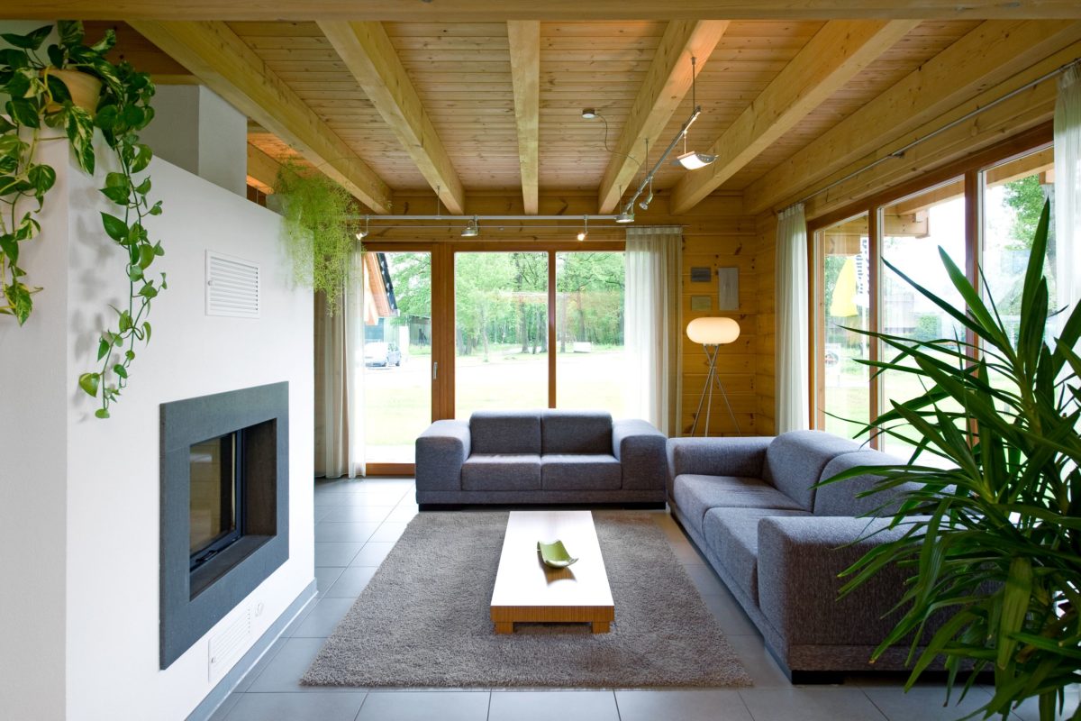 Holzhaus Barkhof - Ein Wohnzimmer mit Möbeln und einem großen Fenster - Holzhaus