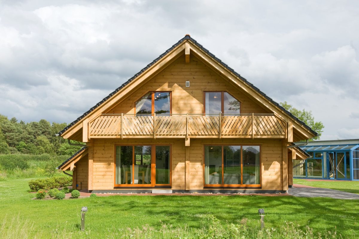 Holzhaus Barkhof - Ein Haus mit Bäumen im Hintergrund - Holzhaus