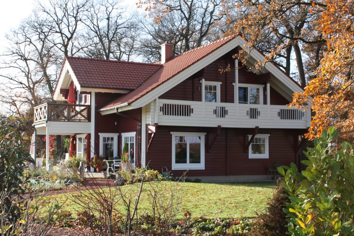 Schwedenhaus Bruns - Ein haus mit büschen vor einem gebäude - Haus