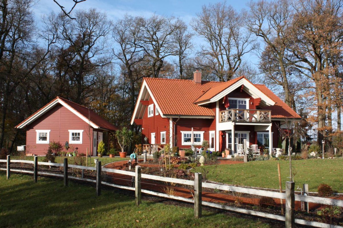 Schwedenhaus Bruns - Ein Haus mit Bäumen im Hintergrund - Haus