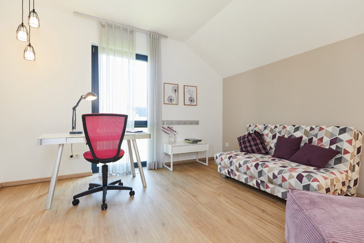 Musterhaus Günzburg Alona - Ein Stuhl sitzt in einem Wohnzimmer - Interior Design Services