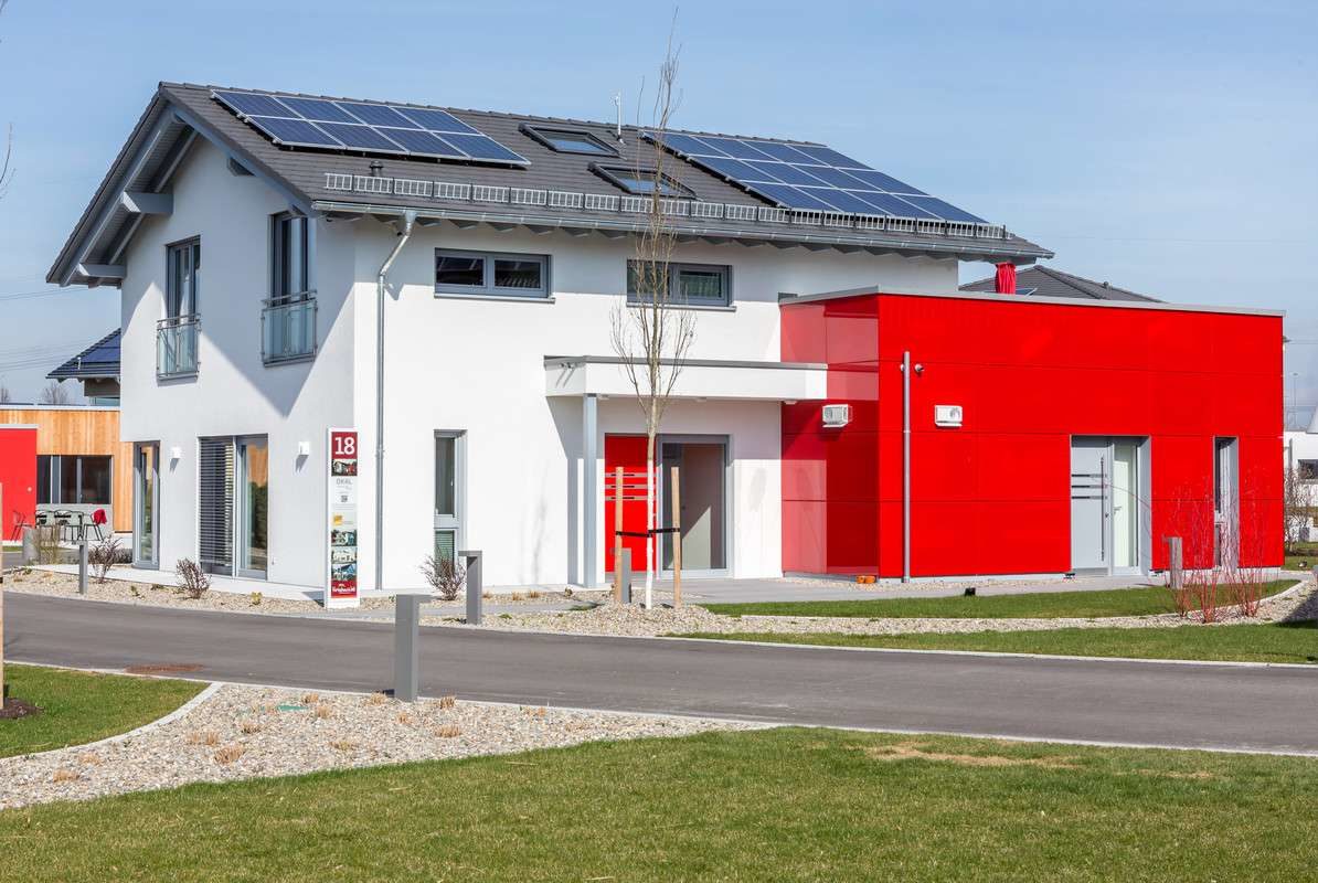 Musterhaus Günzburg - Eine große Wiese vor einem Haus - OKAL Musterhaus Günzburg