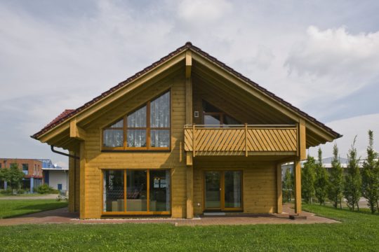 Haus Havelland - Ein kleiner Glockenturm vor einem Haus - Holzhaus