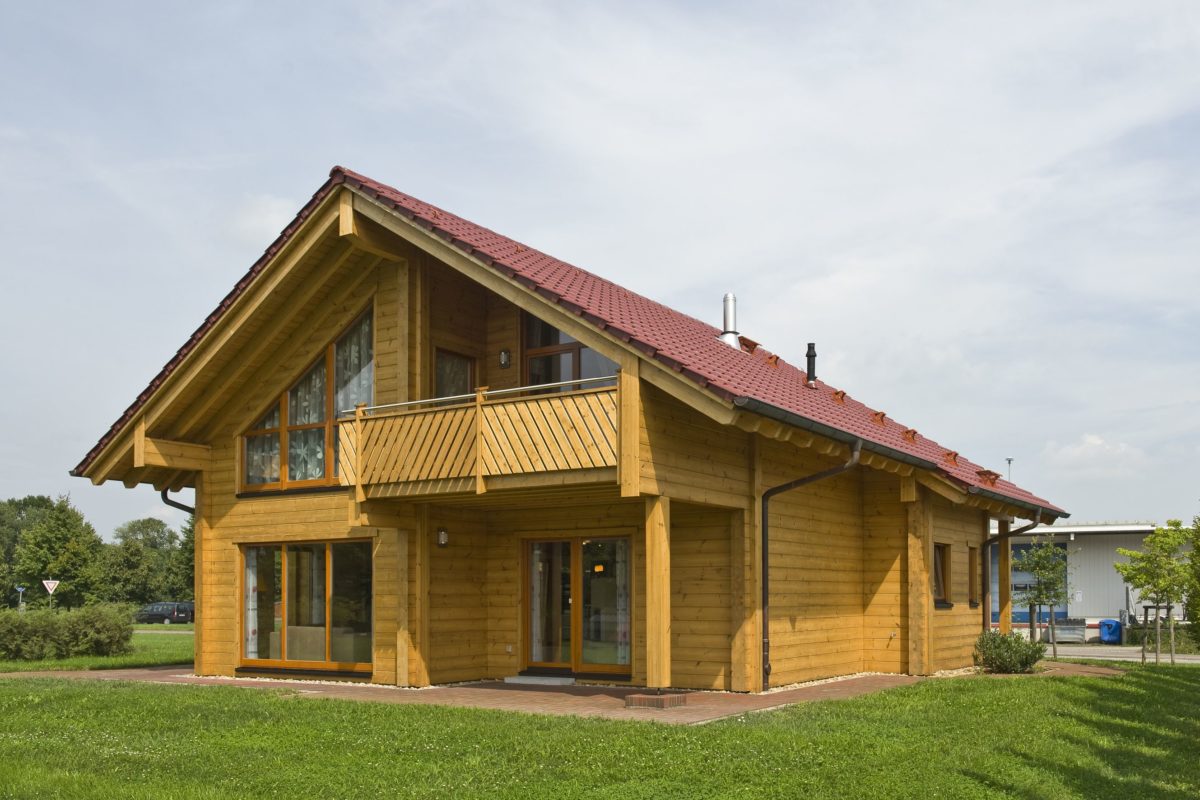 Haus Havelland - Ein großes Backsteingebäude mit Gras vor einem Haus - Holzhaus