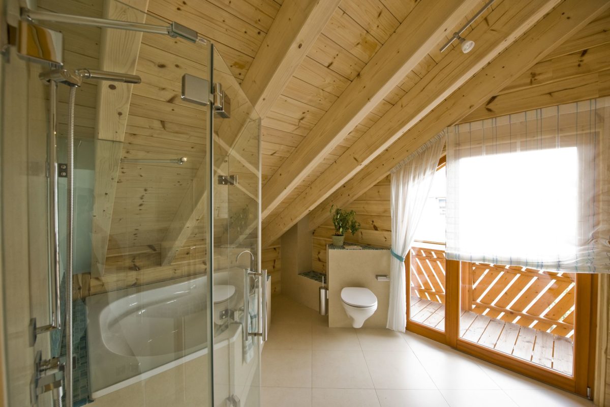 Haus Havelland - Eine große weiße Wanne neben einer Dusche - Interior Design Services